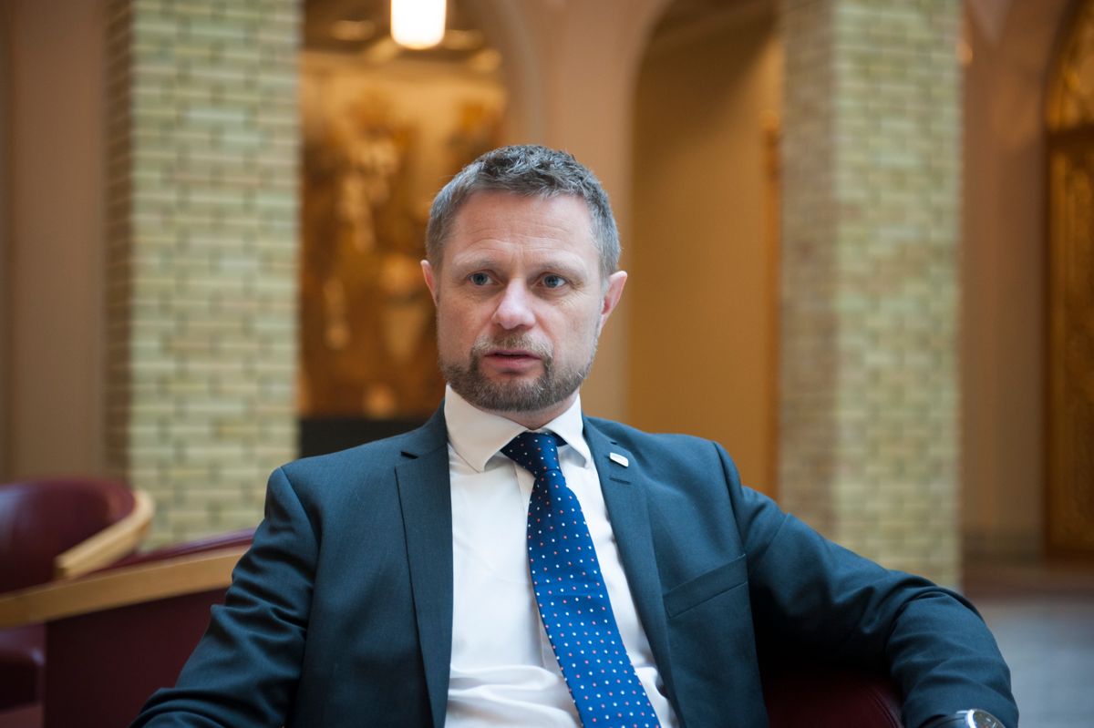 Helseminister Bent Høie (H) vil pålegge kommunene betalingplikt for rus- og psykiatripasienter som blir liggende ekstra døgn på sykehus i mangel av et kommunalt tilbud. Arkivfoto: Terje Lien