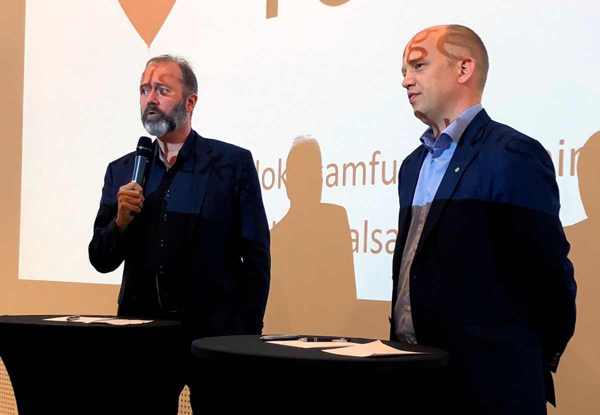 Trond Giske (Ap) og Sp-leder Trygve Slagsvold Vedum (Sp) i debatt om sentralisering på Lokalsamfunnsforeningens konferanse mandag. Foto: Jan Inge Krossli