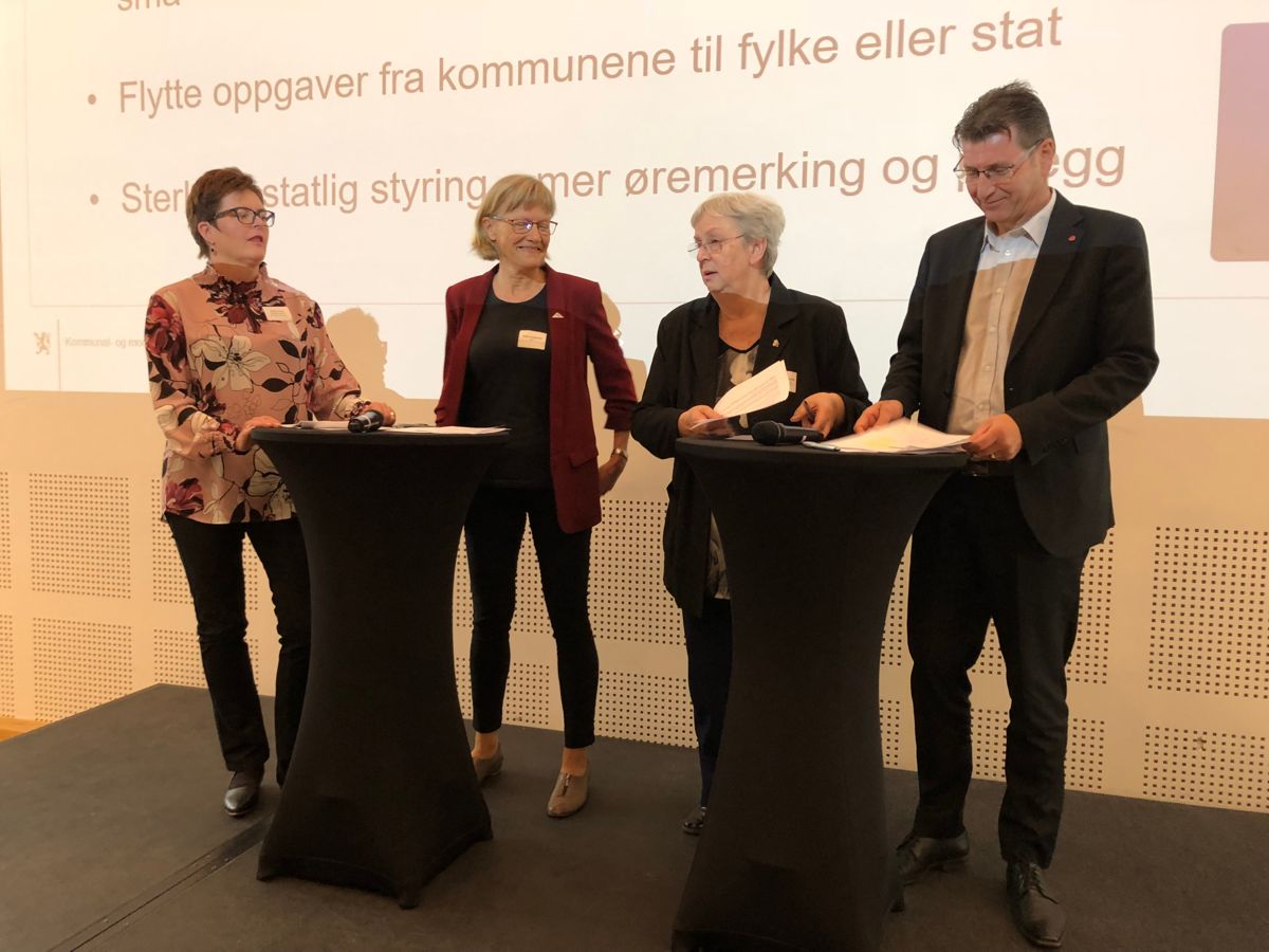 Kommunalpolitiske talspersoner fra flertallsopposisjonen deltok i paneldebatt i dag: Heidi Greni (Sp), Karin Andersen (SV), Torhild Bransdal (KrF) og Stein Erik Lauvås (Ap). Foto: Jan Inge Krossli