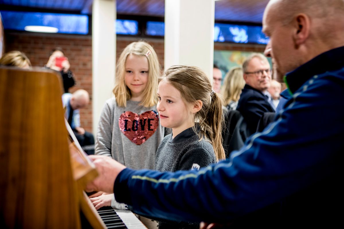 Kulturlivet skal gjenåpnes. Her et bilde fra gamle dager da elever ved kulturskolen spilte for kommunestyret – live. Bildet er fra Indre Fosen.