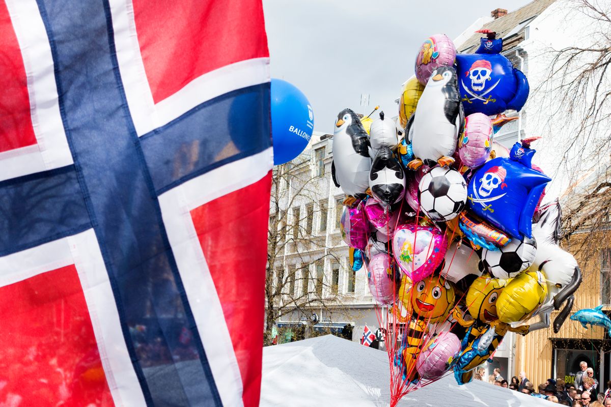 Det er vedtatt lokale forbud mot å selge heliumballonger på gata 17. mai i minst 29 norske kommuner. Heliumballonger under barnetoget i Trondheim 17. mai. Foto: Gorm Kallestad, NTB scanpix