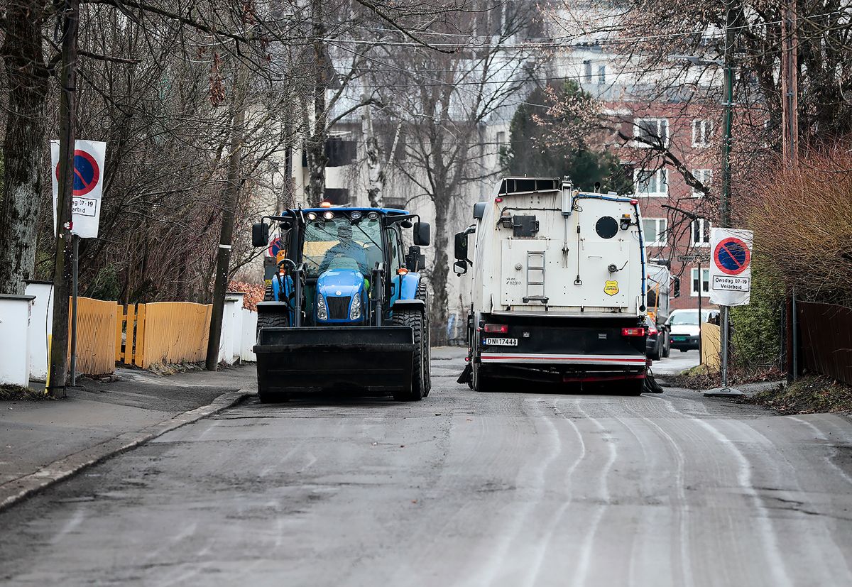 Oslos gater blir nå ryddet og vasket for grus. Fra Gustav Vigelands vei på Skøyen. Foto: Lise Åserud / NTB scanpix