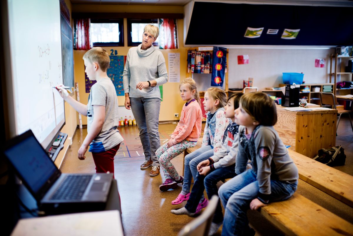 Elevene på Borgen barneskole i Sarpsborg får fortsette å ha matteundervisning i små grupper, mens 6.000 elever på et annet prosjekt tas ut av forskningen til sommeren. Foto: Liv Dolmen