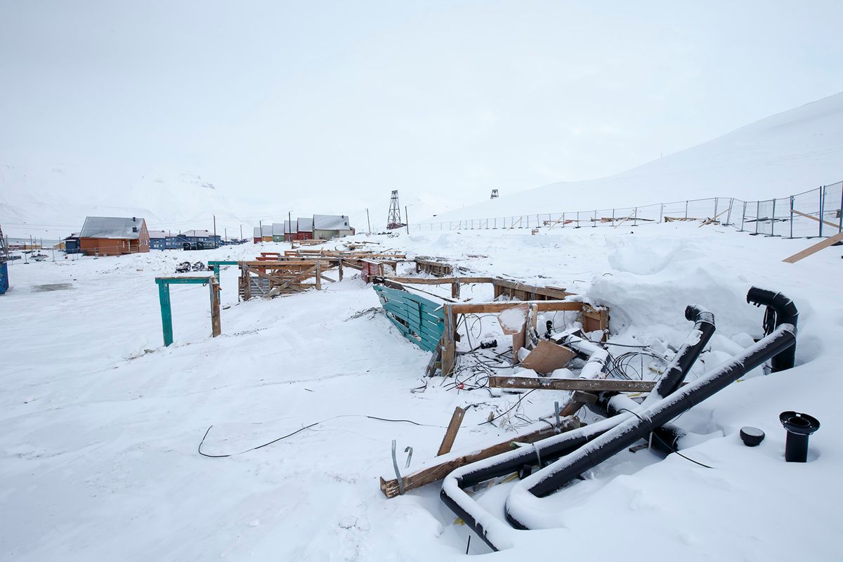 To mennesker mistet livet da et stort snøskred traff 10 hus lørdag 19. desember 2015. Torsdag melder NVE om økt snøskredfare i Longyearbyen.
Foto: Heiko Junge / NTB scanpix