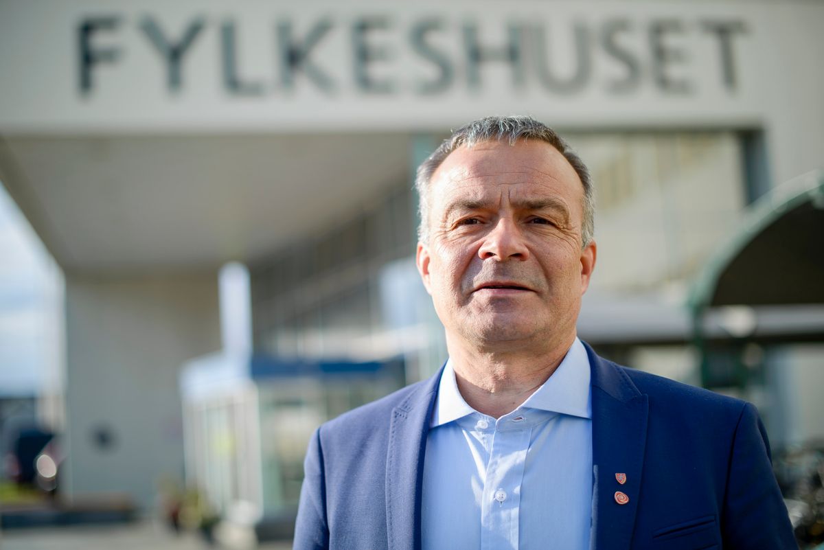 Fylkesrådsleder Willy Ørnebakk (Ap) er fornøyd med at fylkestinget i Troms sa ja til avtalen han signerte på Gardermoen. Foto: Lars Åke Andersen, Troms fylkeskommune