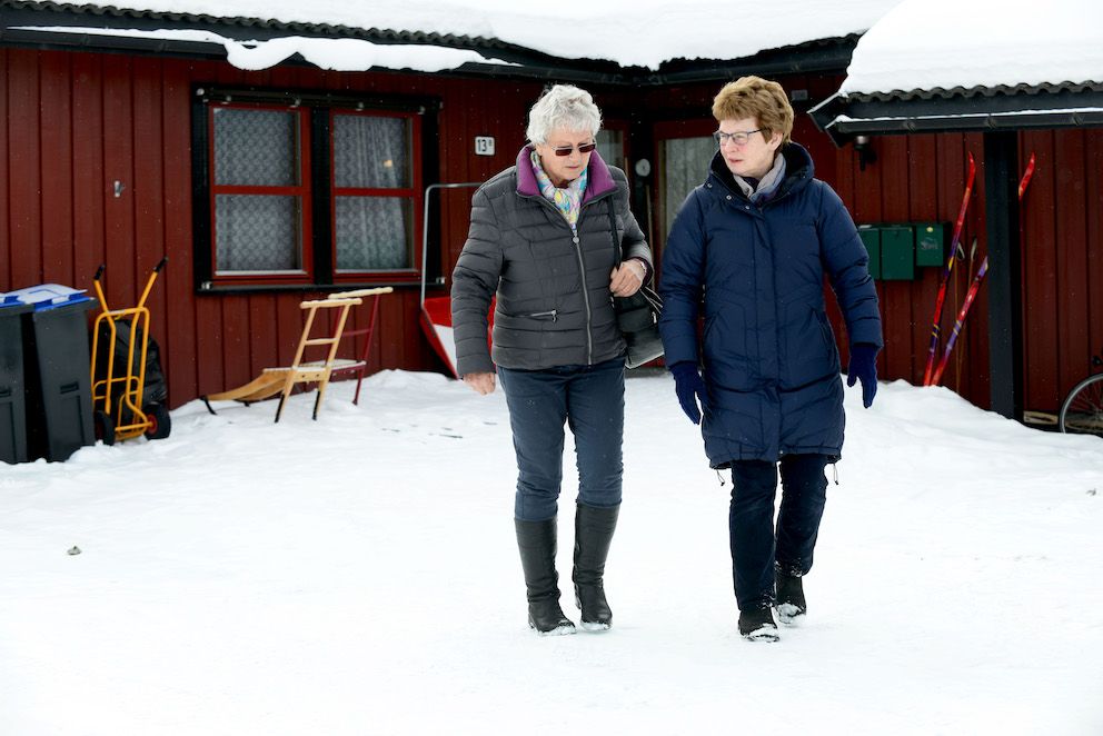 Verge Frøydis Schjølberg (t.v.) og lokallagsleder i Norsk Forbund for Utviklingshemmede (NFU) Marie Kongsli Kleiven sier de er opprørt og forbannet. Her utenfor boligene i Moavegen i Vågå sentrum. Foto: Einar Almehagen, GD