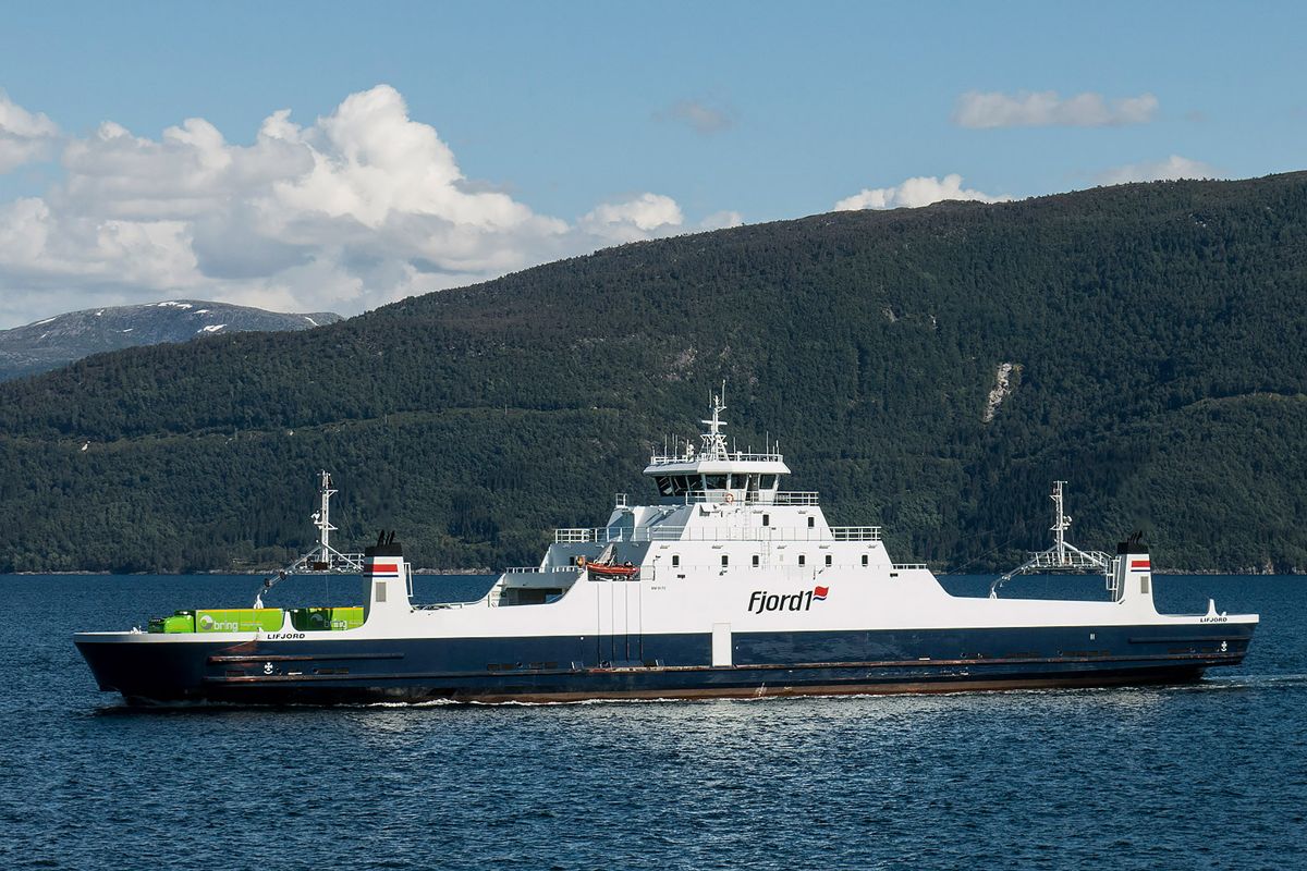 Fergen "Lifjord" trafikkerer fergesambandet Lavik-Oppedal på E39. Illustrasjonsfoto: Paul Kleiven / NTB scanpix