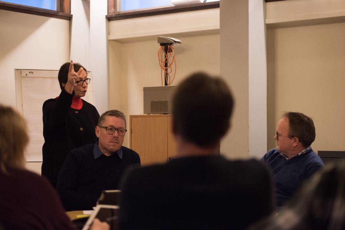 Bjørn Wikasteen (lengst til høyre) i K-sekretariatet innstiller på at kontrollutvalget i Lenvik avklarer om tidligere rådmann Margrethe Hagerupsen (til v.) og administrasjonen har brutt straffelovgivningen. Arkivfoto: Lisa Rypeng