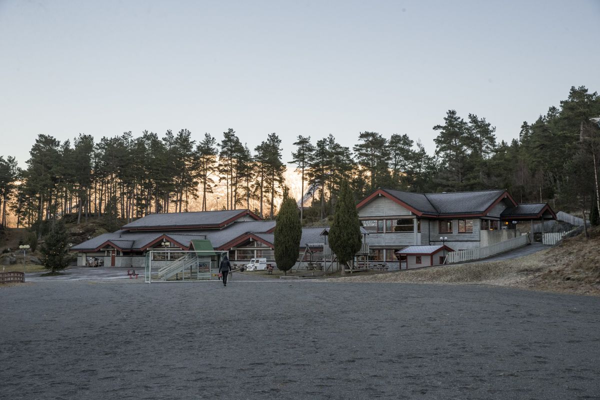 Vangsnes skole i Vik i Sogn har 16 elever og 10 barnehagebarn. Nå skal skolen legges ned. Det skal fortsatt være barnehage her. Foto: Didrik Linnerud Arnesen