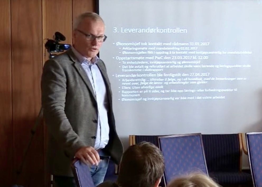 I oktober orienterte Helge Moen kontrollutvalget i Grimstad om sin rolle i som varsler i helsekjøpsaken. Foto: Skjermbilde fra video fra møtet