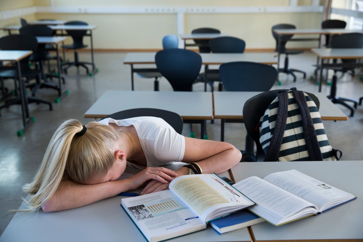 Halvparten av jentene og fire av ti av guttene ved ungdomsskolene i Osterøy svarte i en undersøkelse at de stresser med skolearbeidet, og at det gjør dem utslitt. Illustrasjonsoto: Berit Roald, NTB scanpix