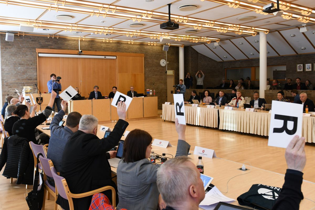 Fylkestinget i Finnmark skal stemme over søksmål mot staten og valg til fellesnemnd neste uke. Her fra møtet i mars. Foto: Maria Borch Mietinen, Finnmark fylkeskommune