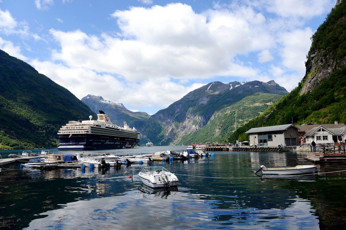 De 36 elektriske turbusser kommer i bruk i Stavanger, Bergen, Eidfjord, Geiranger, Trondheim, Tromsø, Alta og Honningsvåg med tilhørende ladestasjoner ut i de største cruisehavnene. Dette bildet er fra Geiranger.