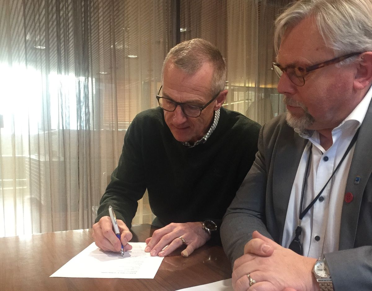 Daglig leder i ROR-IKT, Fred Gjørtz, under signeringen av Evry-avtalen i oktober i fjor. Her sammen med styreleder i ROR-IKT, Molde-rådmann Arne Sverre Dahl. Nå er avtalen hevet. Foto: ROR-IKT