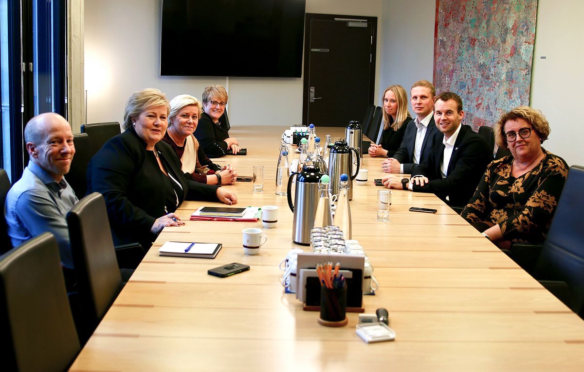 Partilederne fra de tre regjeringspartiene møtte KrF-forhandlerne til innledende samtaler sist mandag. Foto: Statsministerens kontor / NTB scanpix