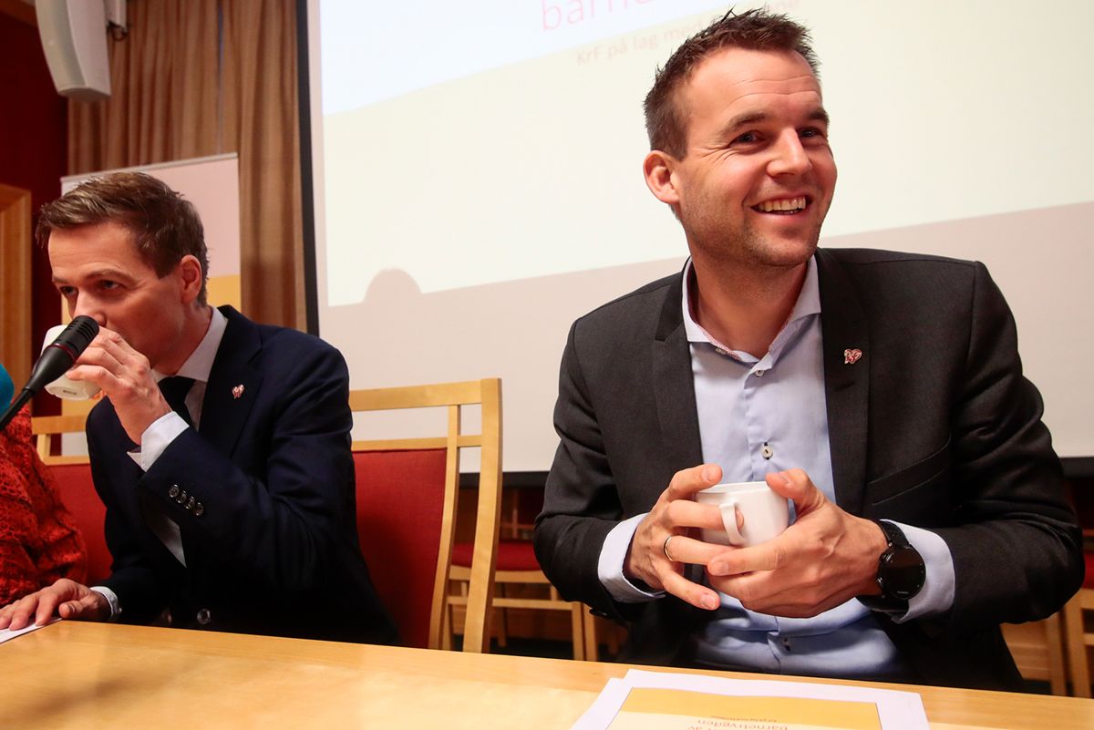 Knut Arild Hareide (t.v.) og nestleder Kjell Ingolf Ropstad under KrFs lansering av en ny barnereform torsdag. Foto: Lise Åserud / NTB scanpix