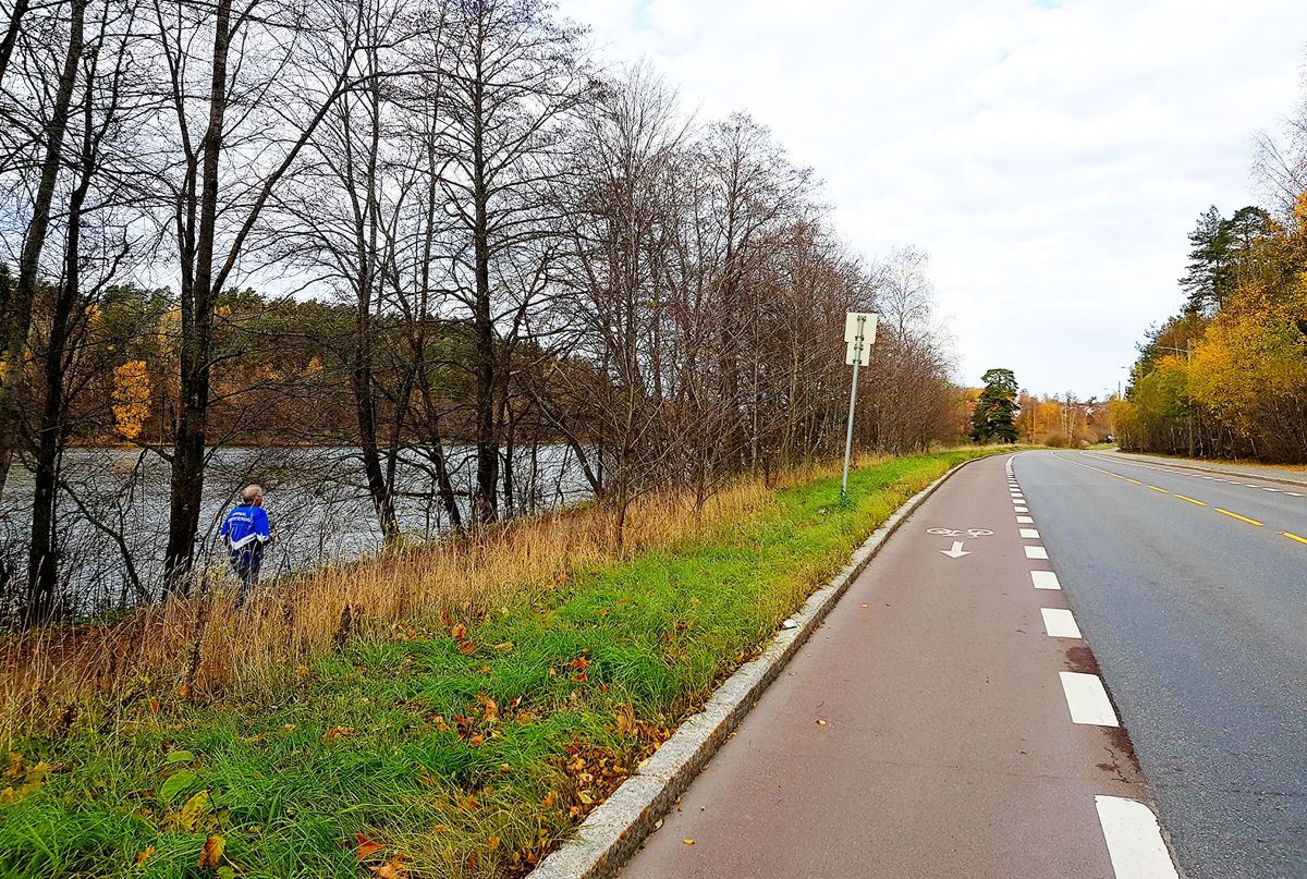 Både bil- og sykkelveien langs Østensjøvannet i Oslo skal også kommende vinter saltes med formiater som skal være mer miljøvennlig enn vanlig veisalt. Foto: Britt Glosvik