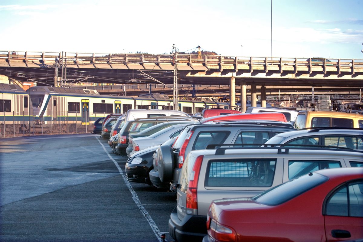 Akershus fylkeskommune ligger bak målsettingen om antall bilplasser på innfartsparkeringene. Fylkesrevisjonen etterlyser bedre kontroll og styring. Foto: NTB scanpix