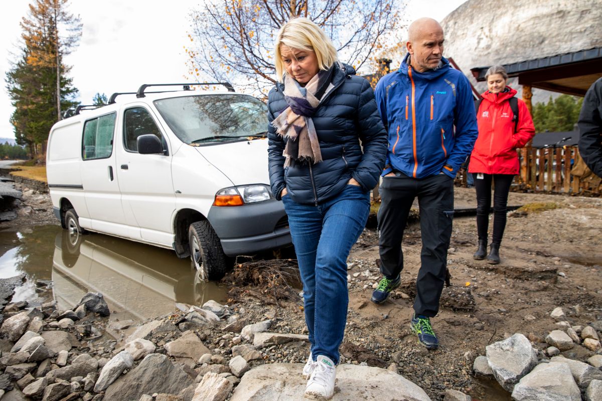 Kommunalminister Monica Mæland (H) fikk se skadene etter flommen i Skjåk tirsdag. Foto: Tore Meek / NTB scanpix