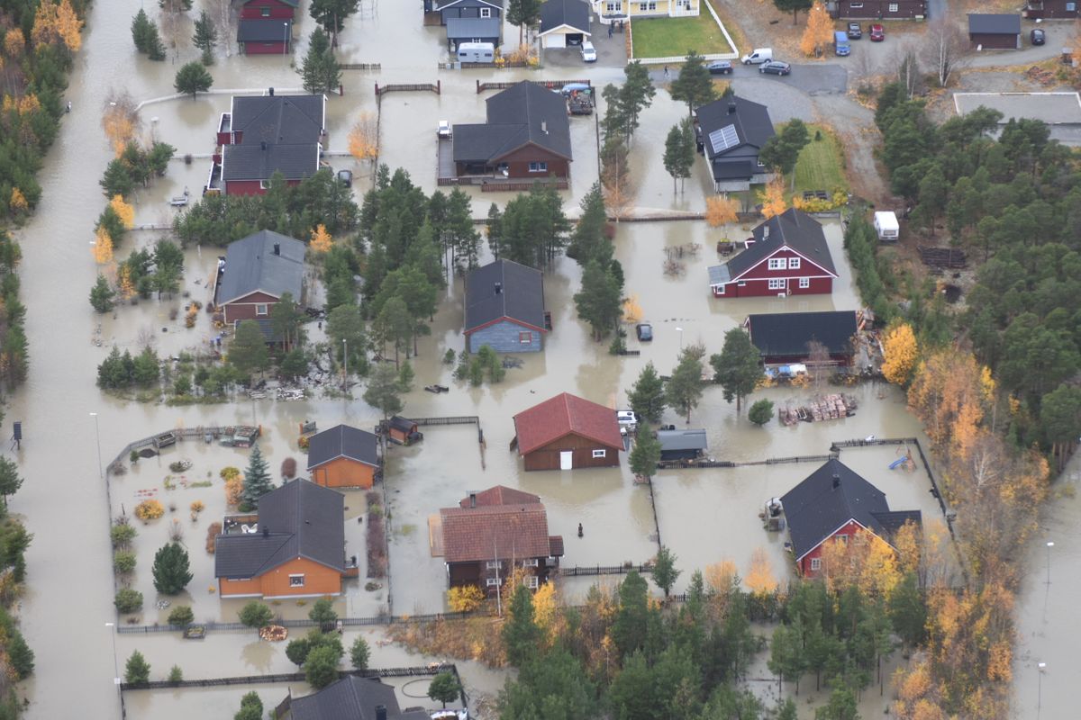 Skjåk er hardt rammet av flommen som herjer søndag, og store deler av kommunen ligger under vann. Foto: Politihelikopteret / NTB scanpix