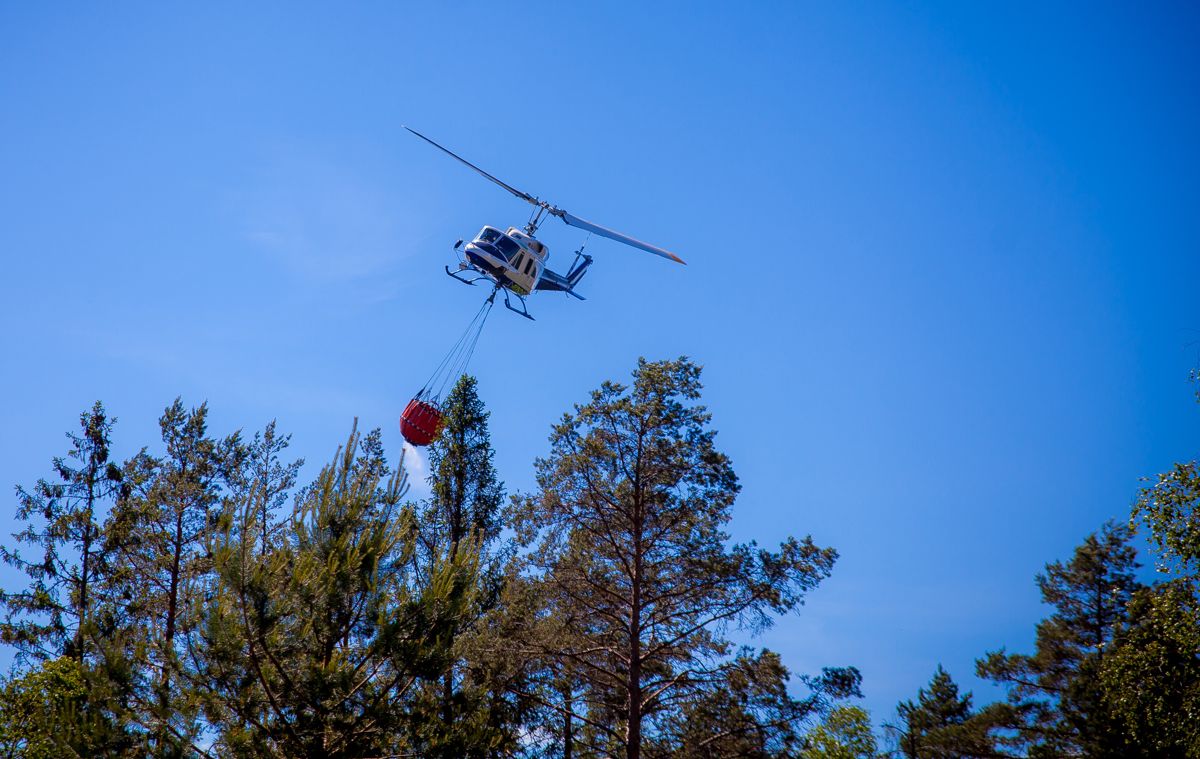 Et brannhelikopter var i aksjon for å slukke en skogbrann ved Høgeholtet i Rakkestad 14. juni. Foto: Freddie Larsen / NTB scanpix