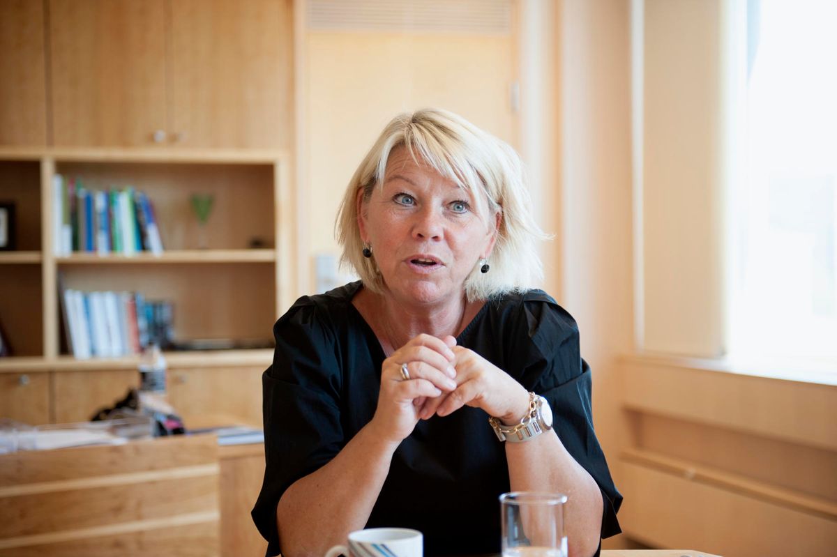 Kommunal- og moderniseringsminister (H) Monica Mæland mottar fredag rapporten fra Fylkesmannen i Hedmark om Tolga-saken. Foto: Terje Lien
