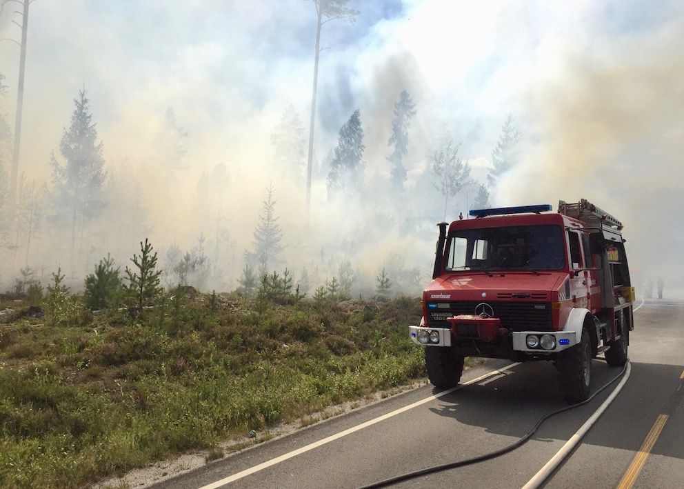 Kommunene kan søke om støtte til utgifter i forbindelse med skogbrannene innen 8. oktober. Bildet er fra en brann i Grue i juli. Foto: Ole-Johnny Myhrvold/Glåmdalen/NTB scanpix