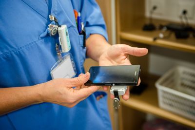 Nå er Oslo kommune i gang med å digitalisere pasientforløpet, slik at bruk av telefon i pasientoverganger vil bli overflødig.