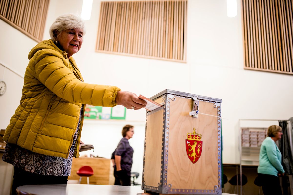 Andelen som stemte falt i år. Her avlegger pensjonist Reidun Evjen stemme ved Bingfoss ungdomsskole i Sørum. Foto: Magnus Knutsen Bjørke