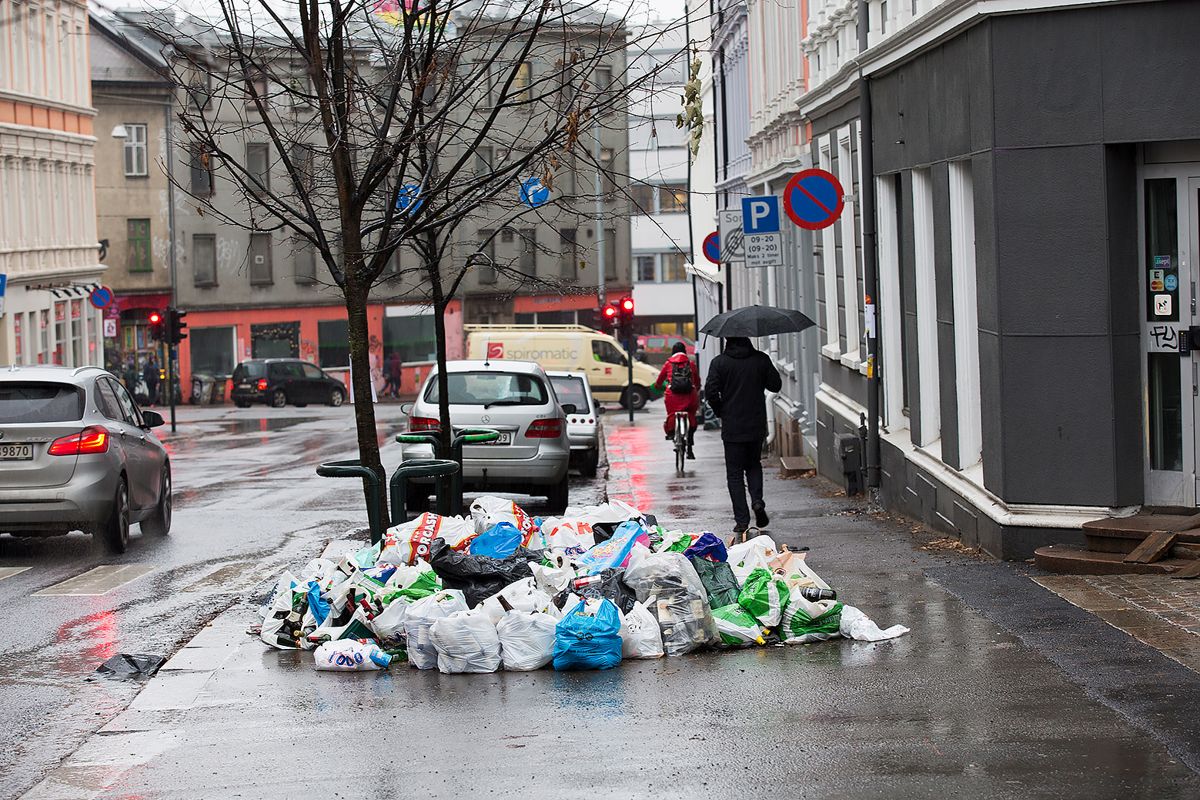 Søppelet hopet seg opp flere steder etter at Veireno overtok ansvaret for søppelhåndteringen i Oslo. Nå er leverandørens tidligere leder tiltalt for brudd på arbeidsmiljøloven.
Foto: Terje Bendiksby / NTB scanpix