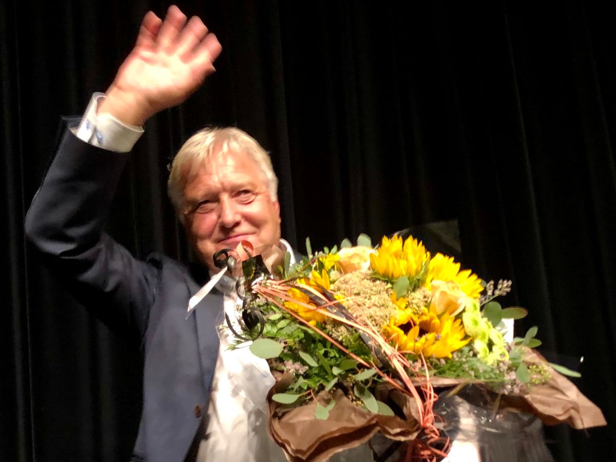 Olav Brevik takker nominasjonsmøtet som torsdag kveld valgte han til Indre Østfold Høyres første ordførerkandidat. Foto: Jan Inge Krossli