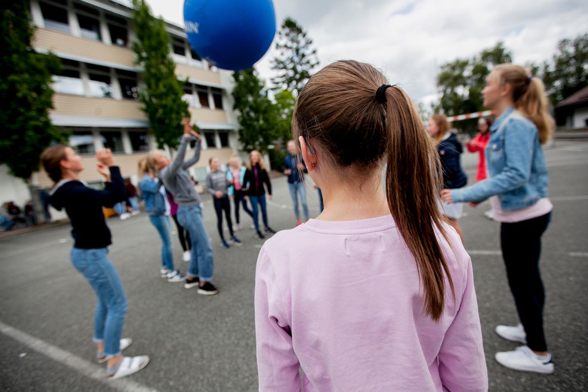 Rundt seks prosent av norske barn og ungdom i skolen opplever mobbing. Ei ny undesøking syner at dei fylkesvise mobbeomboda bidreg til å førebyggje mobbing i skuler og bornehagar.