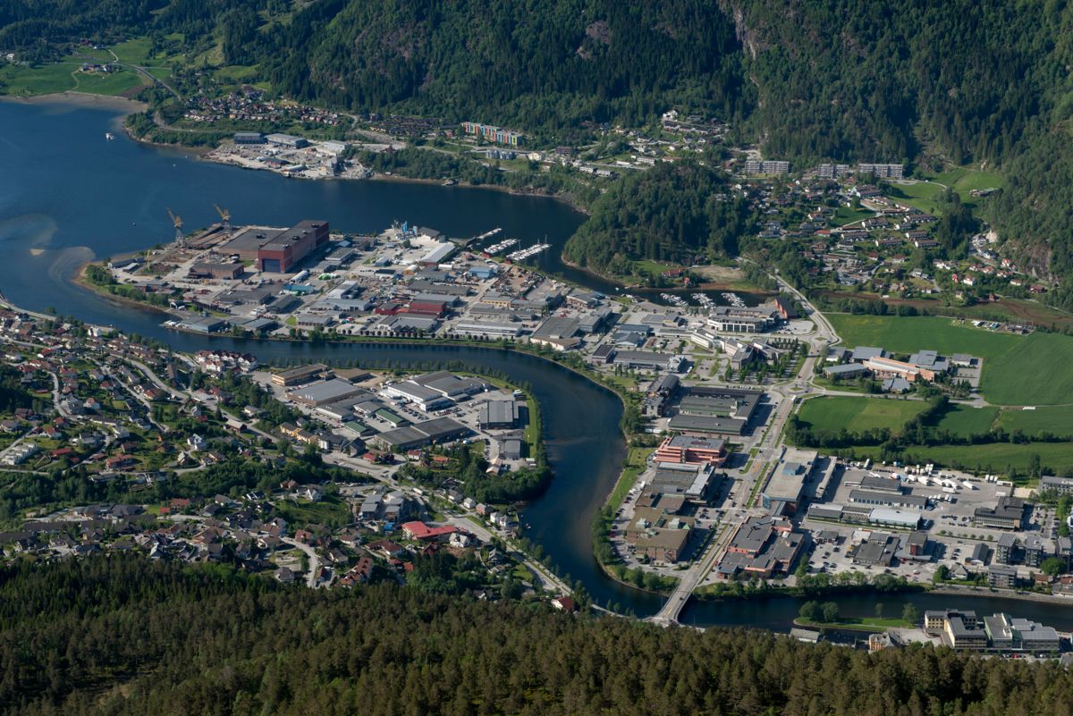 MINDRE INNTEKTER? Sunnfjord kommune kan få over tjue millioner i reduserte inntekter, ifølge KS. Her er utsikt fra Hafstadfjellet over sentrum av tettstedet Førde i Sunnfjord, Sogn og Fjordane.