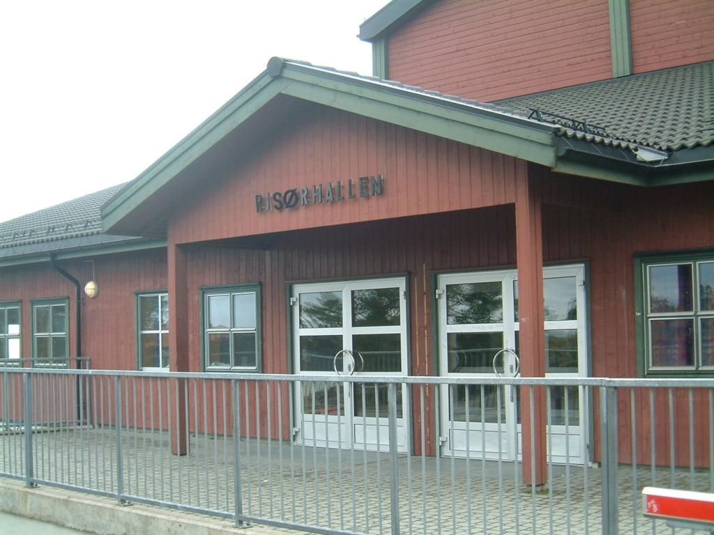 Gulvet i Risørhallen trengte å skiftes ut etter flere års bruk. Nå har Kofa gitt Risør kommune refs for leverandørvalget.