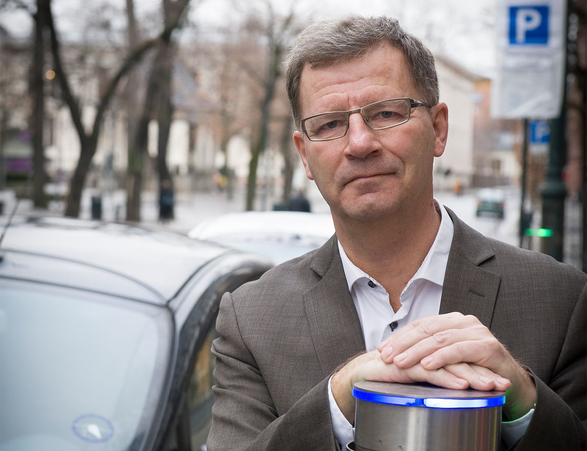 Målet om at alle kommunale biler skulle være nullutslippsbiler i 2016 var ikke realistisk, mener finansbyråd Robert Steen (Ap) i Oslo kommune. Men når overgangen vil være fullført, kan han ikke gi noe presist svar på. Arkivfoto: Terje Lien