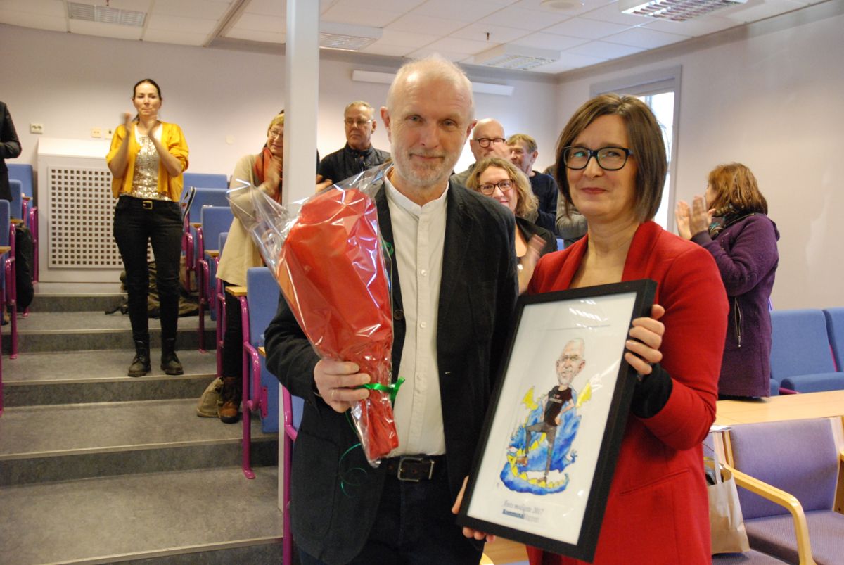 Spesialrådgiver Ragnar Holvik fikk Sven Tveits tegning av seg selv som bevis på at han er Årets modigste i Kommune-Norge i 2017. Foto: Jan Inge Krossli