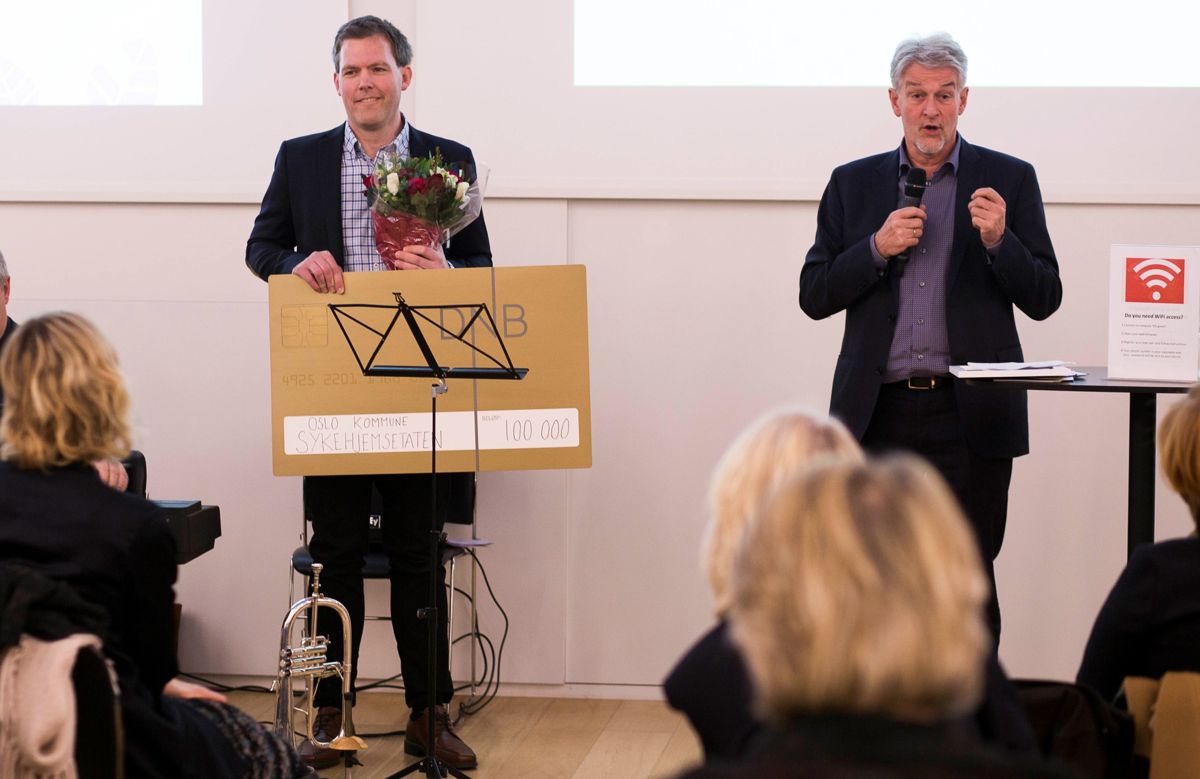Thomas Horntvedt (t.v.) er leder for den etiske komiteen, og tok imot prisen sammen med sjef for Sykehjemsetaten Helge Jagmann. Foto: Øyvind Aukrust