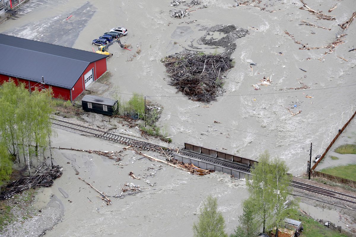 Slik så jernbanelinjen i Kvam sentrum i Gudbrandsdalen ut under flommen i 2013. Foto: Håkon Mosvold Larsen / NTB scanpix