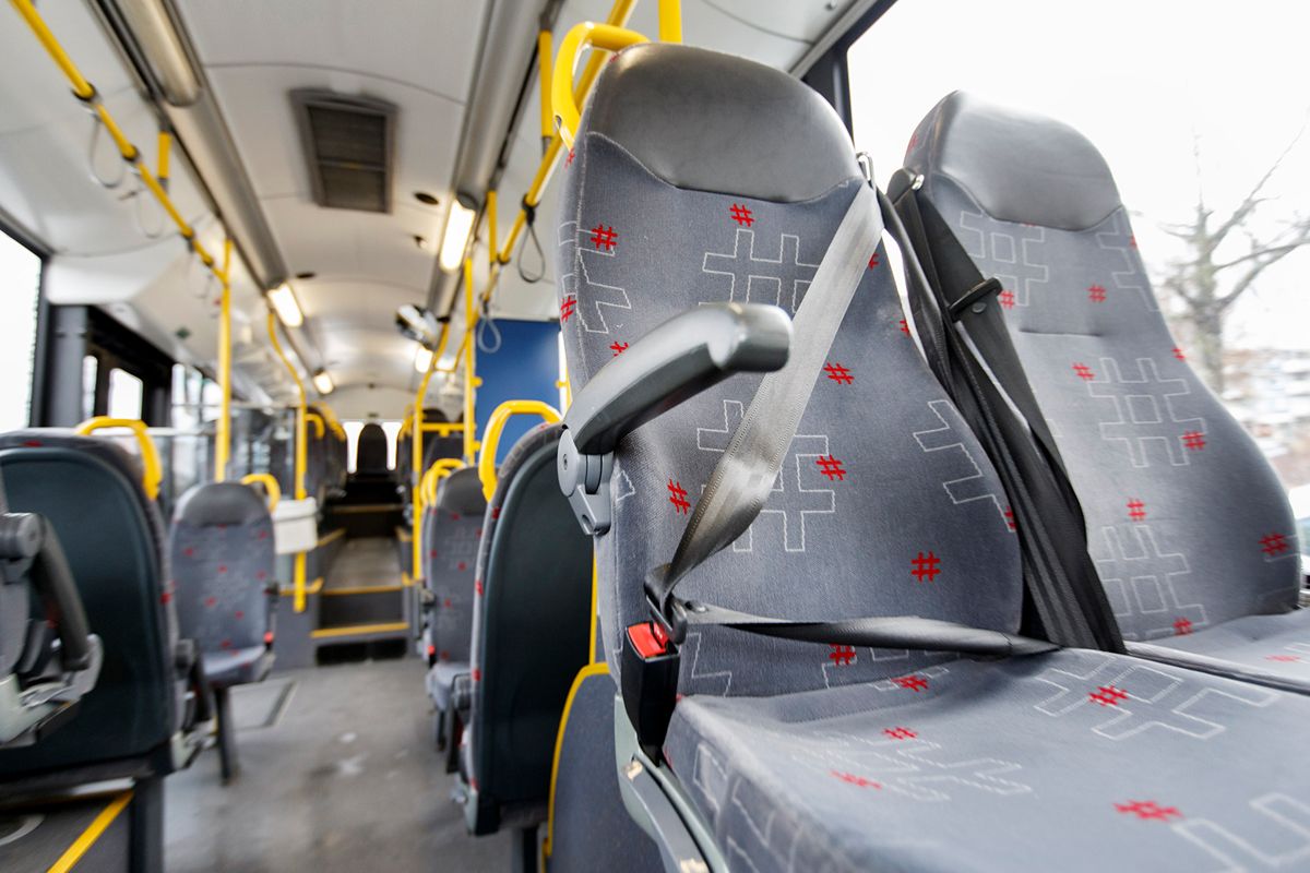 Så lenge det er montert sikkerhetsbelter i bussen, er det påbudt å bruke det. Foto: Gorm Kallestad / NTB scanpix