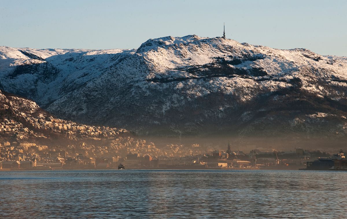 Vinteren 2010 så det slik ut i Bergen, her sett fra Askøy, etter en lang kuldeperiode. Foto: Marit Hommedal / NTB scanpix