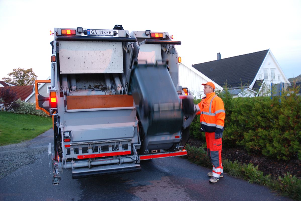 Norsk Gjenvinning tok over søppelhenting i Drammen etter Renonorden-konkursen. Pavel Rusenkov ble med. Her tømmer renovatør Pavel Rusenkov avfallet i Drammen.