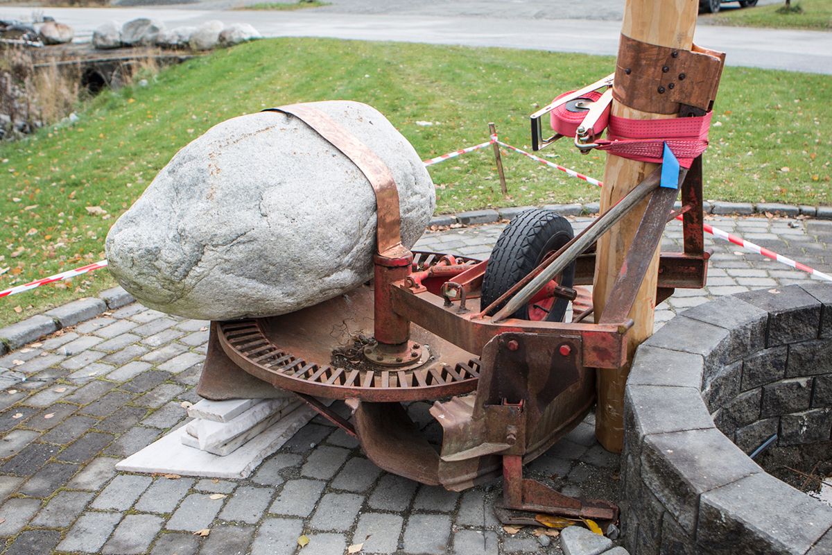 Et kunstverk som foreløpig består av en gammel møkkspreder, en stein og en trestokk har skapt reaksjoner, etter at det ble reist i Kvam sentrum i Gudbrandsdalen. Foto: Paul Kleiven / NTB scanpix