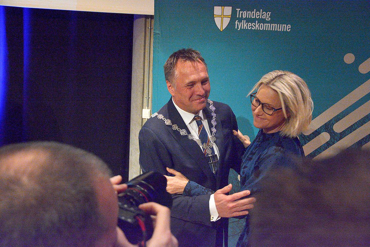 Tore O. Sandvik er ordfører for Trøndelag fylkeskommune. Her sammen med Anne Marit Mevassvik (Ap). Foto: Sør-Trøndelag fylkeskommune
