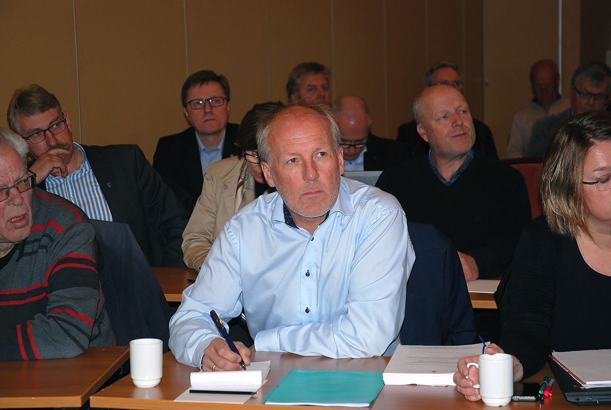Åge Sandsengen (midten) har vært konstituert kommunedirektør i Nord-Aurdal siden 1. oktober. Nå ønsker han fast opprykk. Bildet er tatt ved en tidligere anledning, mens Sandsengen ennå var revisjonssjef i Kommunerevisjon IKS.