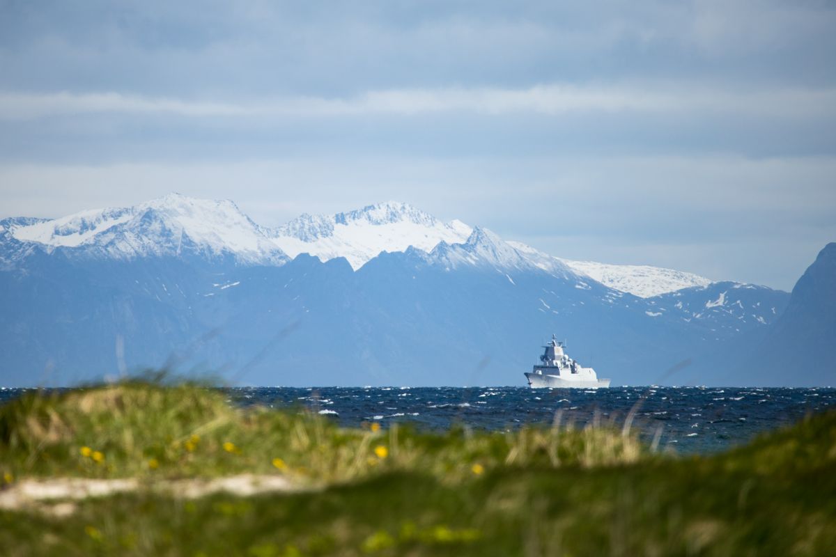 KNM Roald Amundsen deltar i øvelse utenfor Andøya tidligere i år. Nordnorske kommuner vil etablere fem allierte treningssentre i nord. Arkivfoto: Vegard Oen Hatten, Forsvaret
