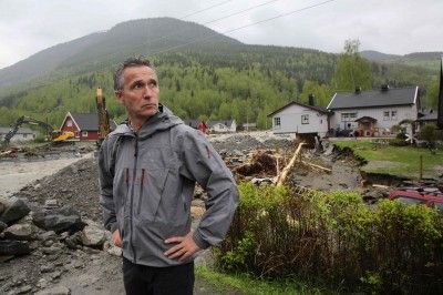 ENORME KREFTER: Statsminister Jens Stoltenberg var på besøk i Kvam etter flommen i 2013. Bak ham henger det ødelagte huset til ekteparet Næprud. FOTO: NTB SCANPIX