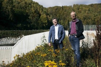 TRYGG BYGD: Støstad (t.v) og Bjørke mener de har fått landets beste flomvern.