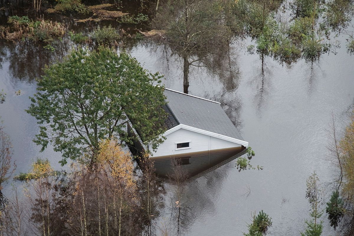 Vannet sto høyt på Mosby langs elva Otra i Kristiansand mandag. Flommen har medført enorme skader på Sørlandet. Foto: Tor Erik Schrøder / NTB scanpix