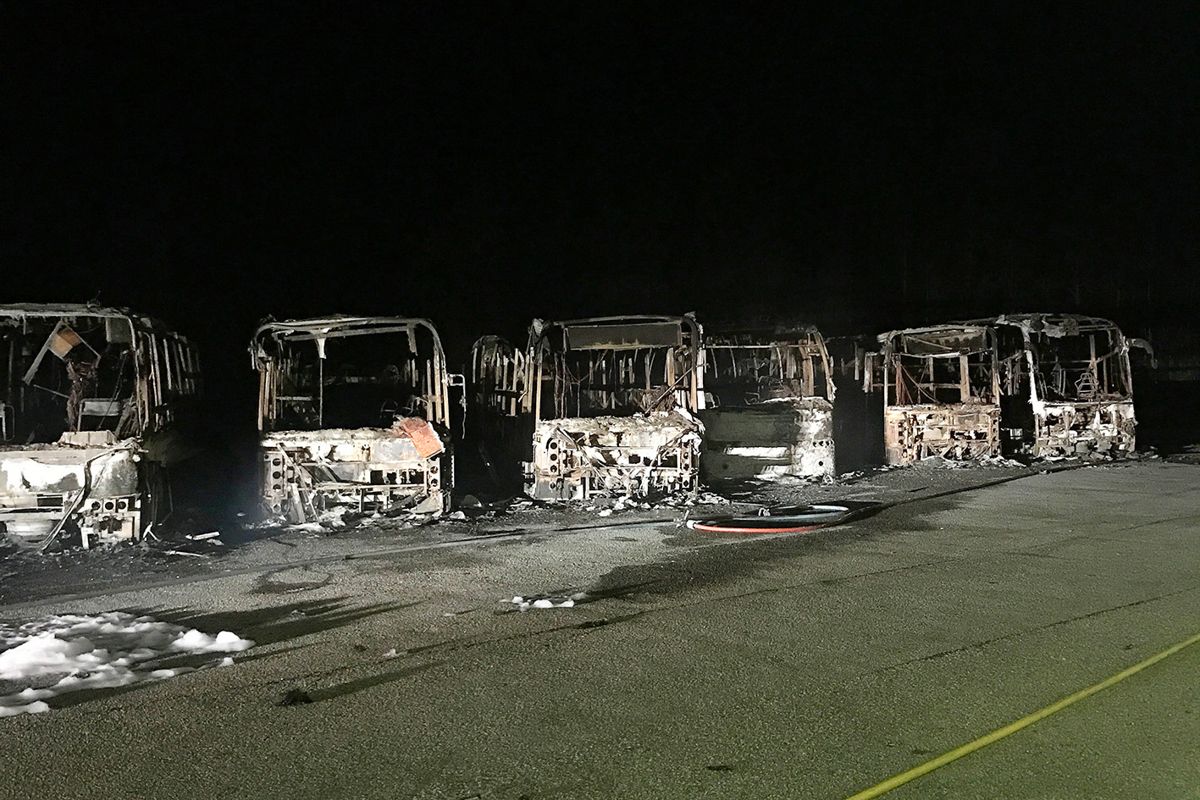 Politiet i Trøndelag fikk natt til onsdag melding om brann i ti busser på en parkeringsplass i Kolvereid i Nærøy kommune. Foto: Politiet / NTB scanpix