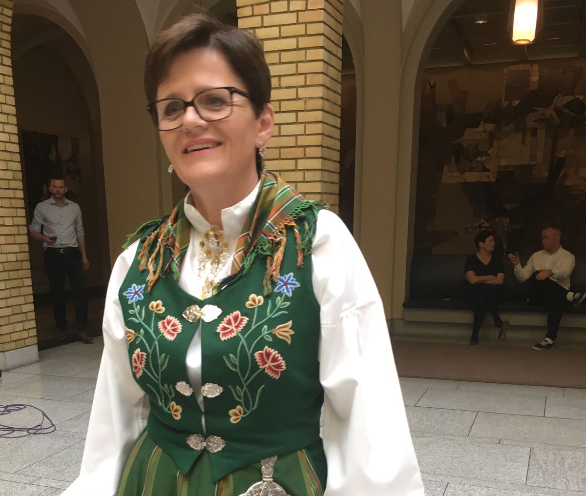 Stortingsrepresentant fra Bindal, Lisbeth Berg-Hansen (Ap), kledde seg i bunad da Stortinget vedtok sammenslåingen i Ytre Namdal i juni. Foto: Tone Holmquist